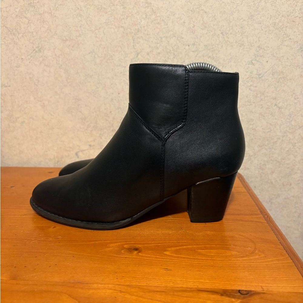 Vionic Trinity Black Leather Ankle Boots Booties Women’s Size 6